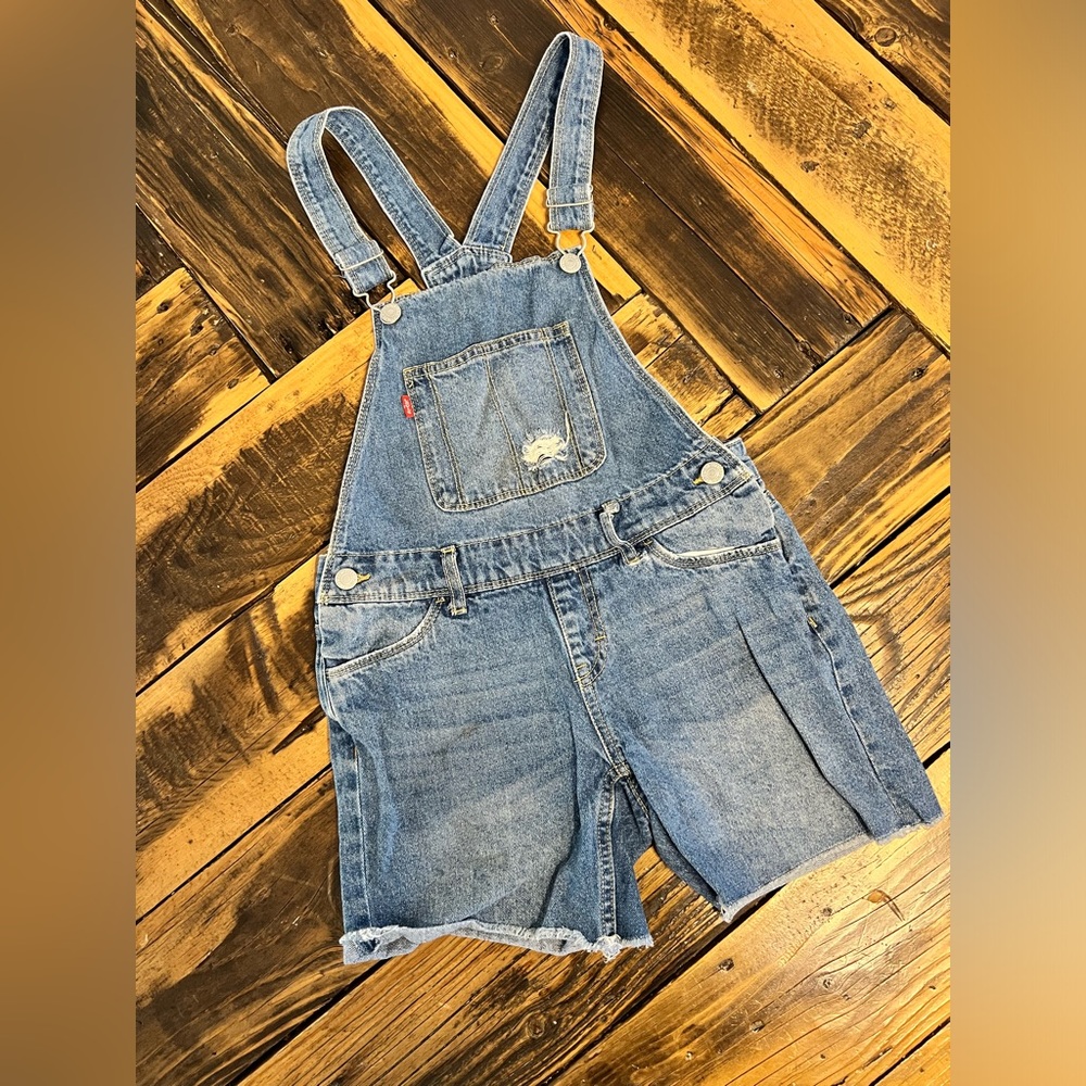 Girls Levi Shortall size 10 Distressed